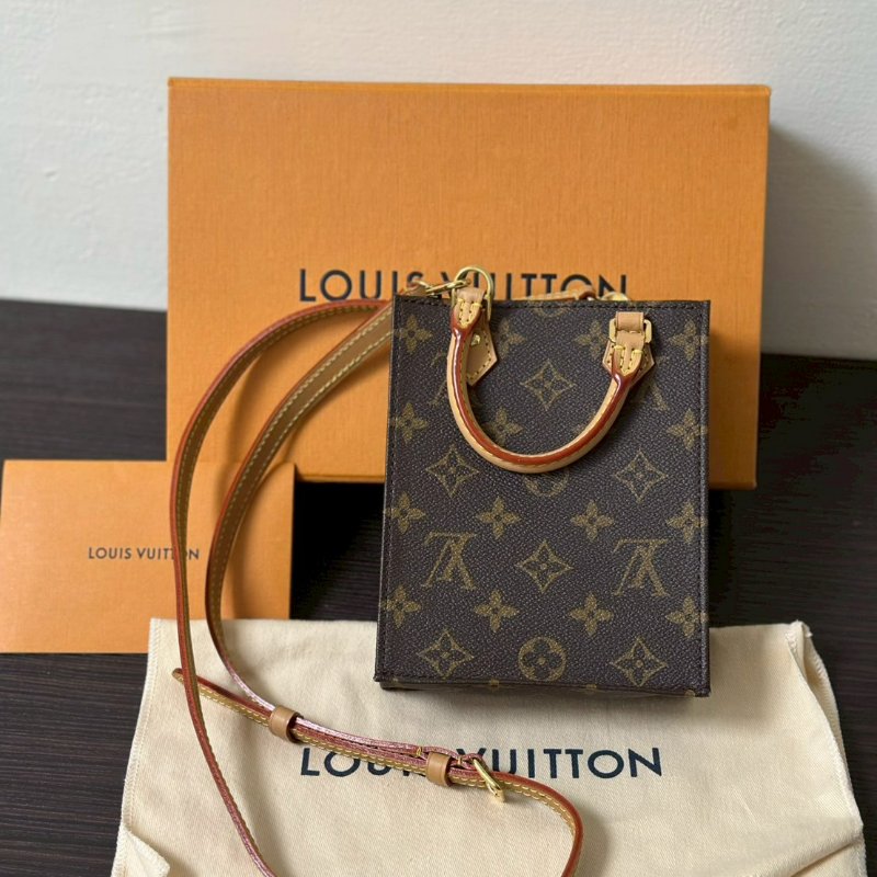 💎Han's house精品服飾💎LOUIS VUITTON LV M69442 PETIT SAC PLAT 小琴譜包-0