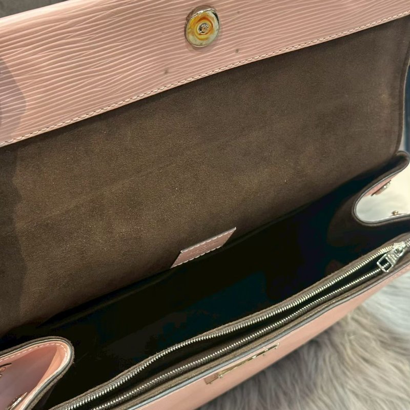 💎Han's house精品服飾💎Louis Vuitton Cluny LV 粉色 Epi 水波紋 郵差包 側背包-6