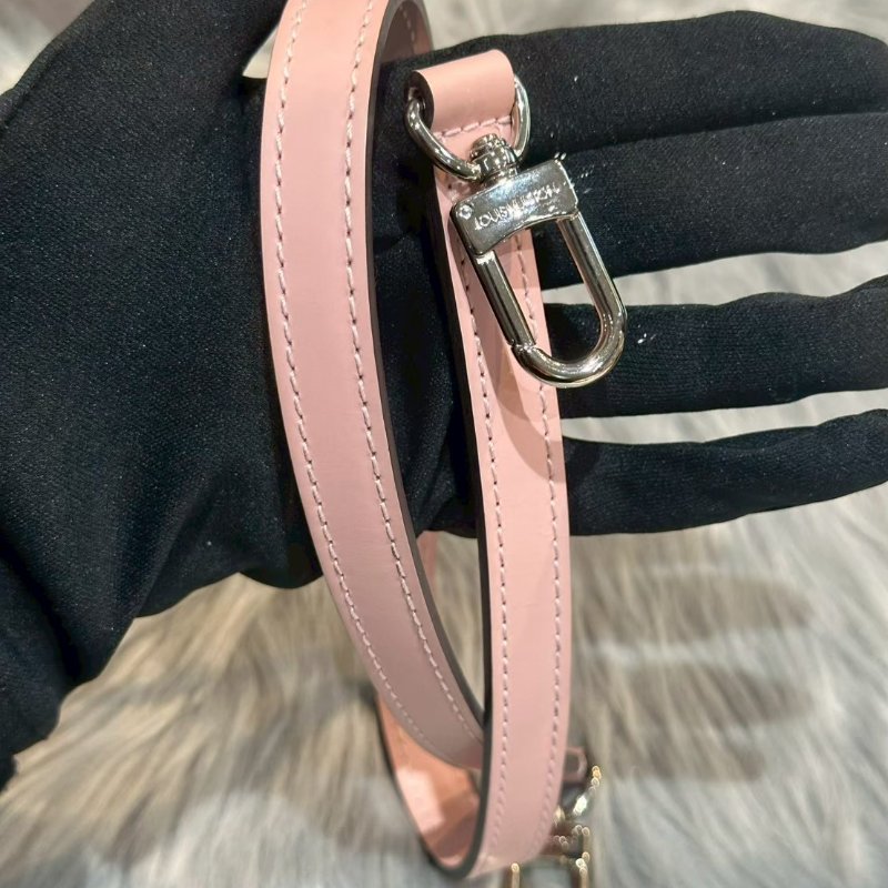 💎Han's house精品服飾💎Louis Vuitton Cluny LV 粉色 Epi 水波紋 郵差包 側背包-8
