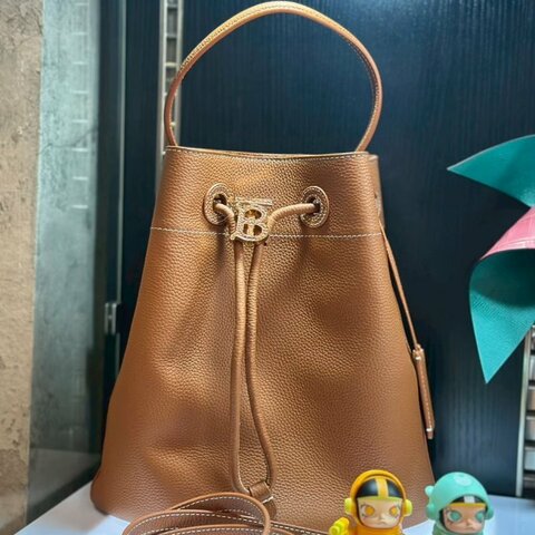 💎Han's house精品服飾💎BurberryTB 荔枝牛皮 水桶包 側背包