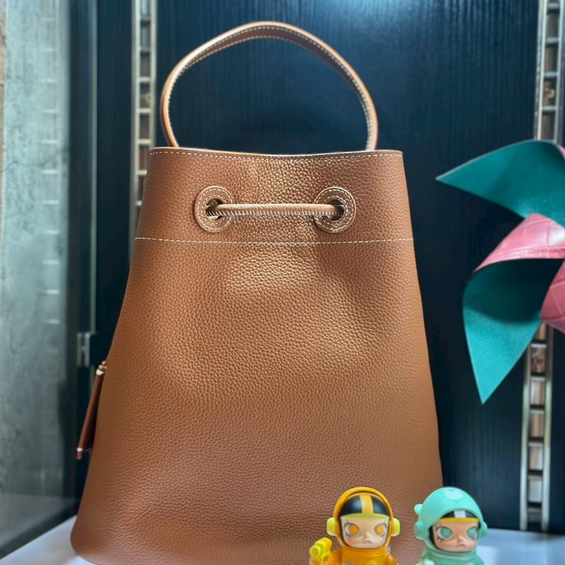 💎Han's house精品服飾💎BurberryTB 荔枝牛皮 水桶包 側背包-1