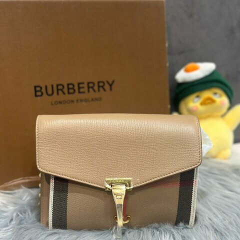💎Han's house精品服飾💎BURBERRY 格紋棉麻勾釦斜背包