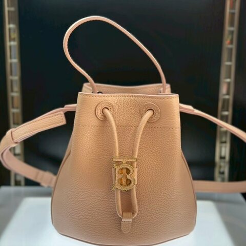 💎Han's house精品服飾💎BurberryTB 荔枝牛皮 水桶包 側背包 小號 粉色