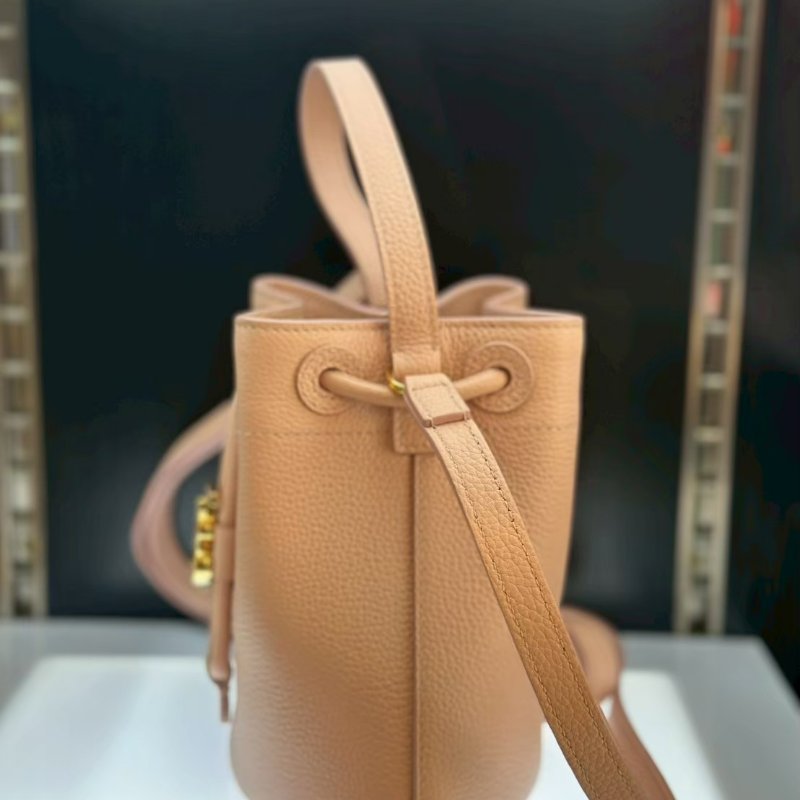 💎Han's house精品服飾💎BurberryTB 荔枝牛皮 水桶包 側背包 小號 粉色-1