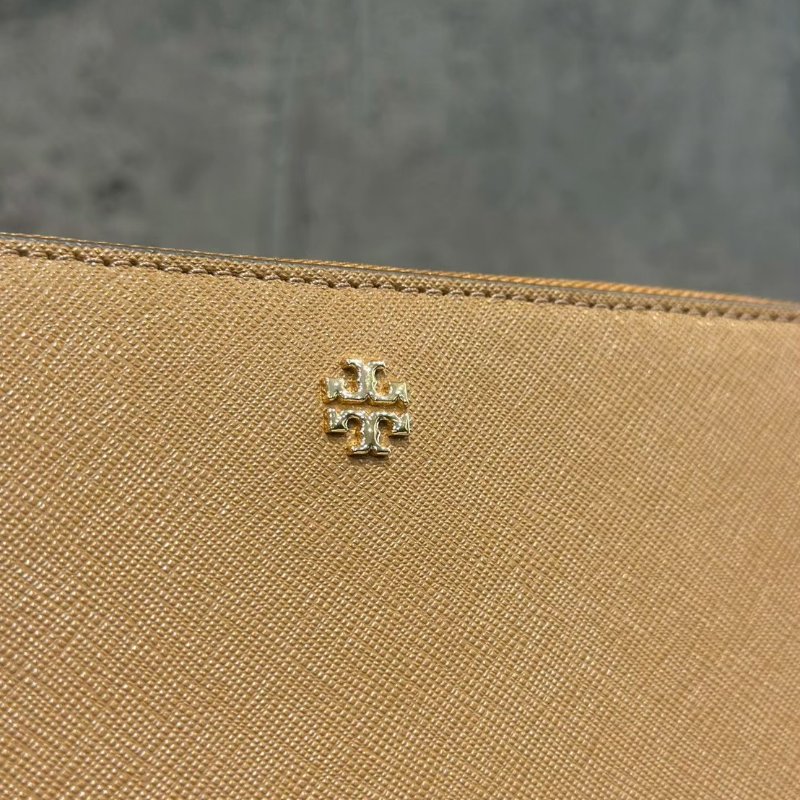 💎Han's house精品服飾💎TORY BURCH EmersonTB logo防刮牛皮手拿式拉鍊長夾-1