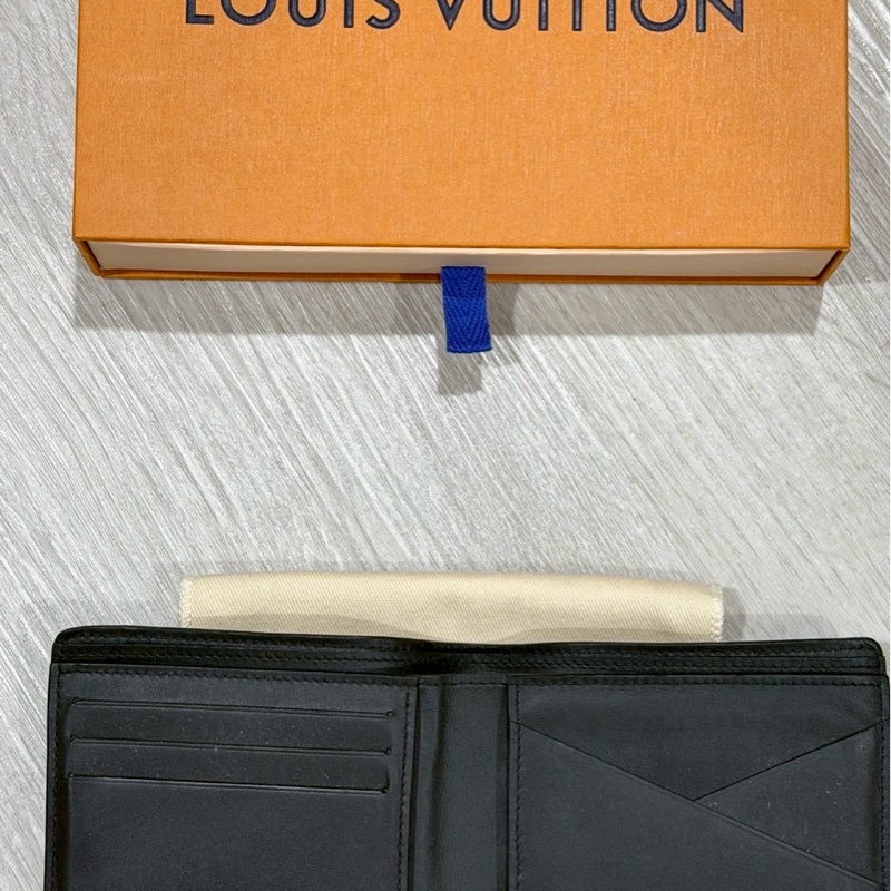 Louis Vuitton黑色壓紋Multiple短夾-2