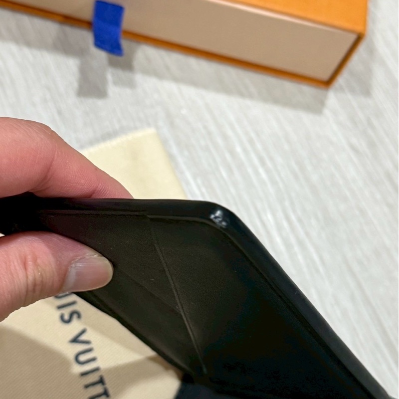 Louis Vuitton黑色壓紋Multiple短夾-17