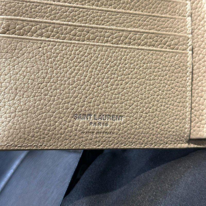 💎Han's house精品服飾💎SAINT LAURENT YSL 小牛皮 荔枝紋 短夾 義大利製 現貨 原價18400-1