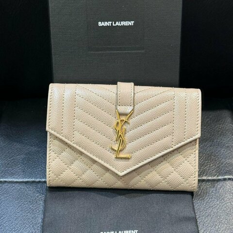 💎Han's house精品服飾💎SAINT LAURENT YSL 小牛皮 荔枝紋 信封 卡包 奶茶色義大利製