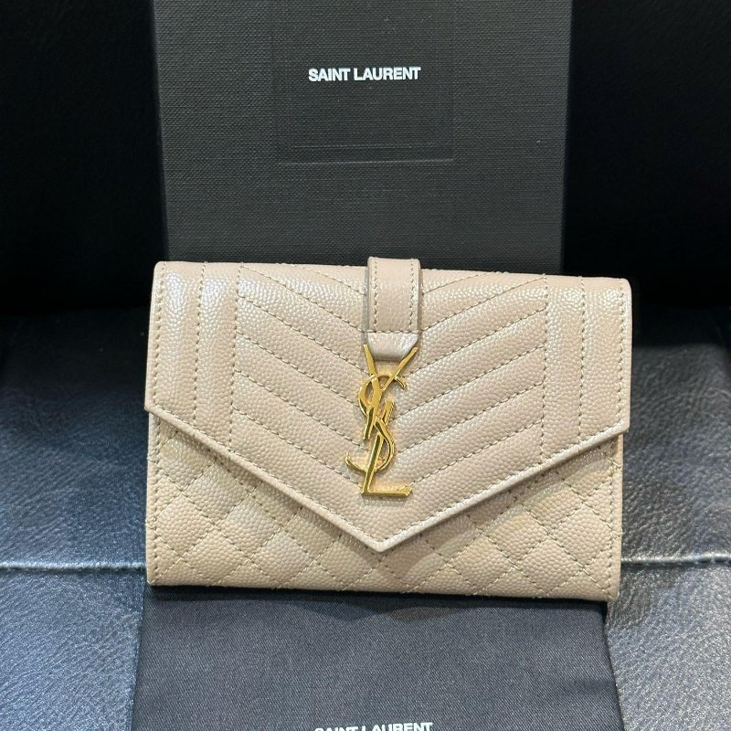 💎Han's house精品服飾💎SAINT LAURENT YSL 小牛皮 荔枝紋 信封 卡包 奶茶色義大利製-0