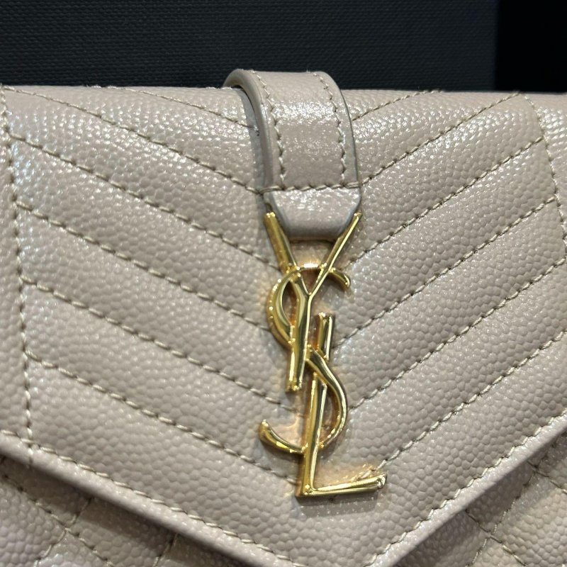 💎Han's house精品服飾💎SAINT LAURENT YSL 小牛皮 荔枝紋 信封 卡包 奶茶色義大利製-4