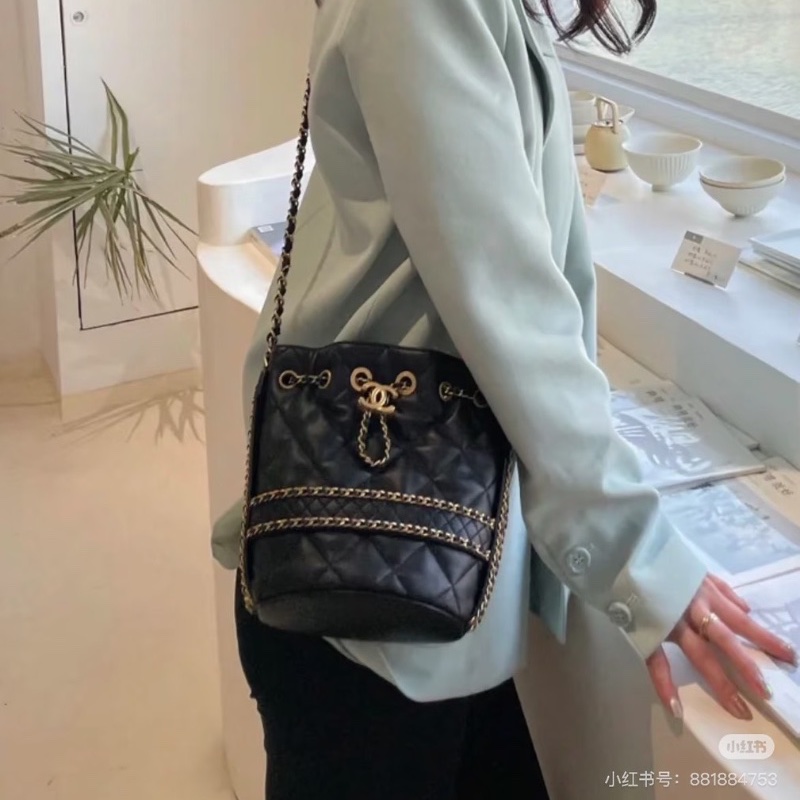 Chanel 黑金 限量 抽繩 水桶包菠蘿金幣滾邊鏈條16.5*19*11.5cm 99新配件塵袋 購證 保卡-0