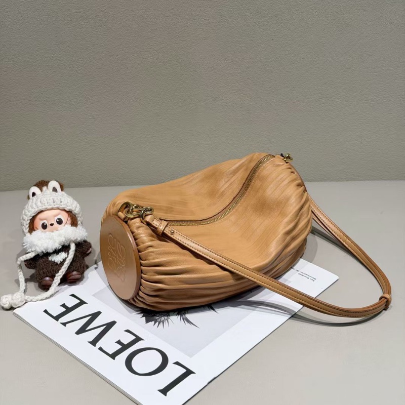 Loewe 暖沙色肩背包26.5*8.5*8.5 99新配件塵袋-1