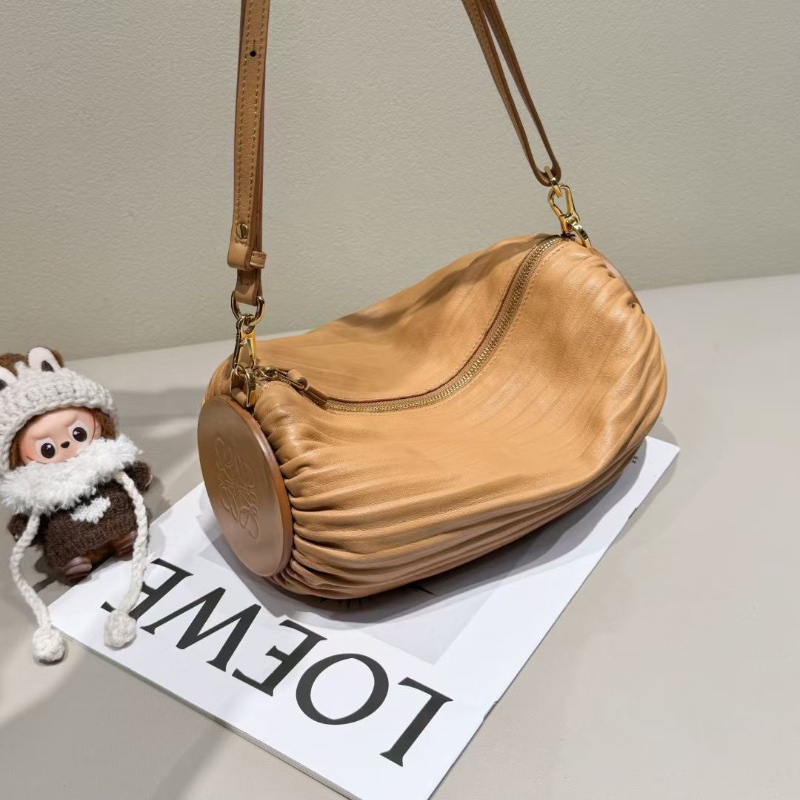 Loewe 暖沙色肩背包26.5*8.5*8.5 99新配件塵袋-3