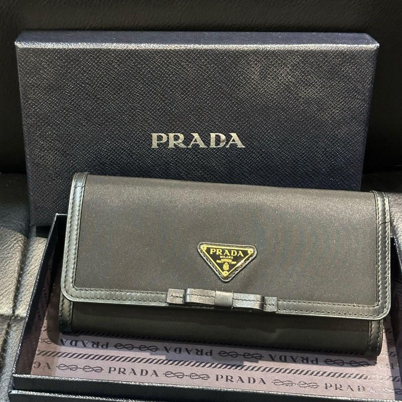 💎Han's house精品服飾💎PRADA 三角鐵牌 尼龍 牛皮 零錢袋 長夾-0