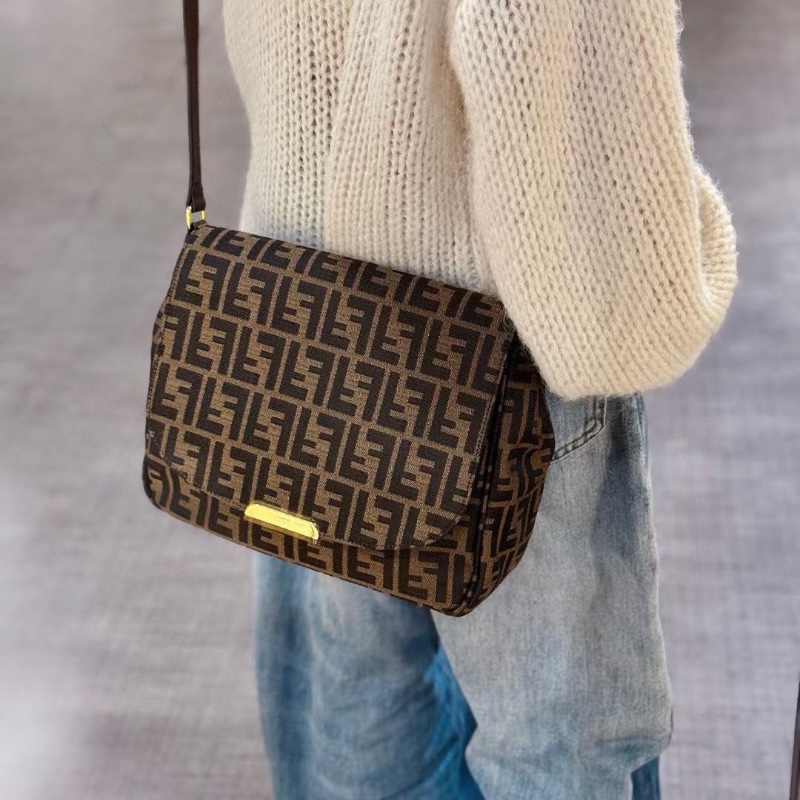 Fendi 老花 帆布 翻蓋 郵差包 29*25cm 98新配件塵袋-0