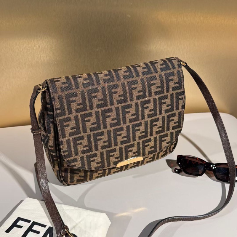 Fendi 老花 帆布 翻蓋 郵差包 29*25cm 98新配件塵袋-1
