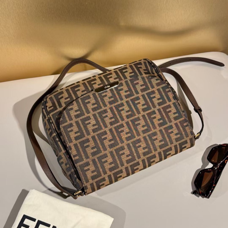 Fendi 老花 帆布 翻蓋 郵差包 29*25cm 98新配件塵袋-4