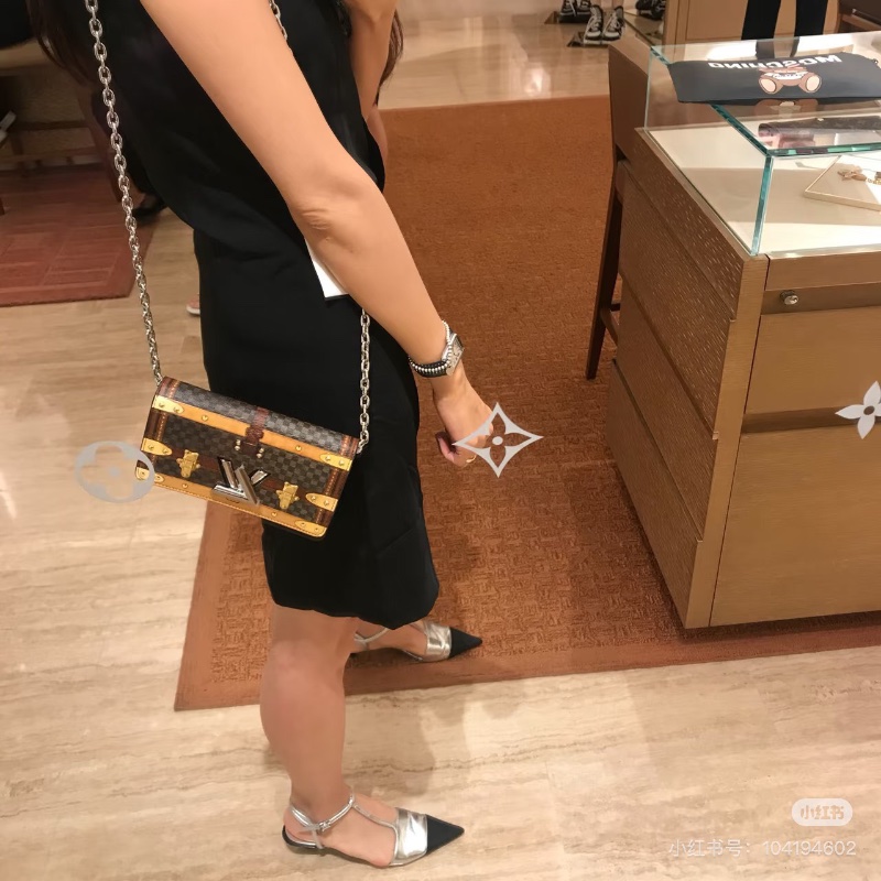 LV CityFrame伊勢丹楓葉 限定款肩背斜背woc鏈條包 19*11.5*3 98新配件盒子 塵袋-0