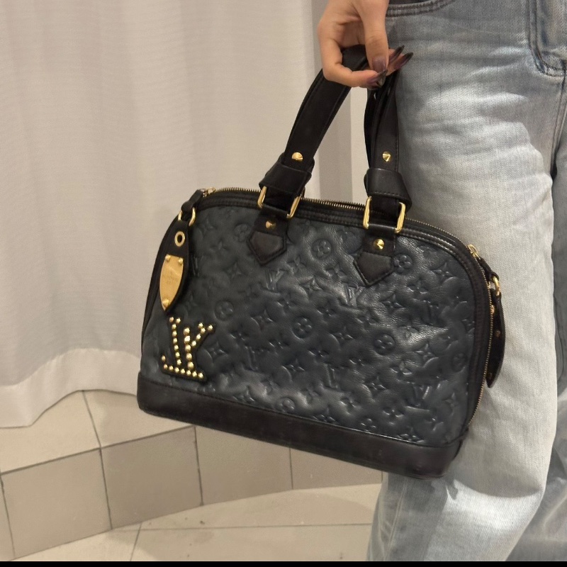 LV 限定款黑金壓花卯釘手提貝殼包29.5*24*15.5 98新配件塵袋 包撐-0