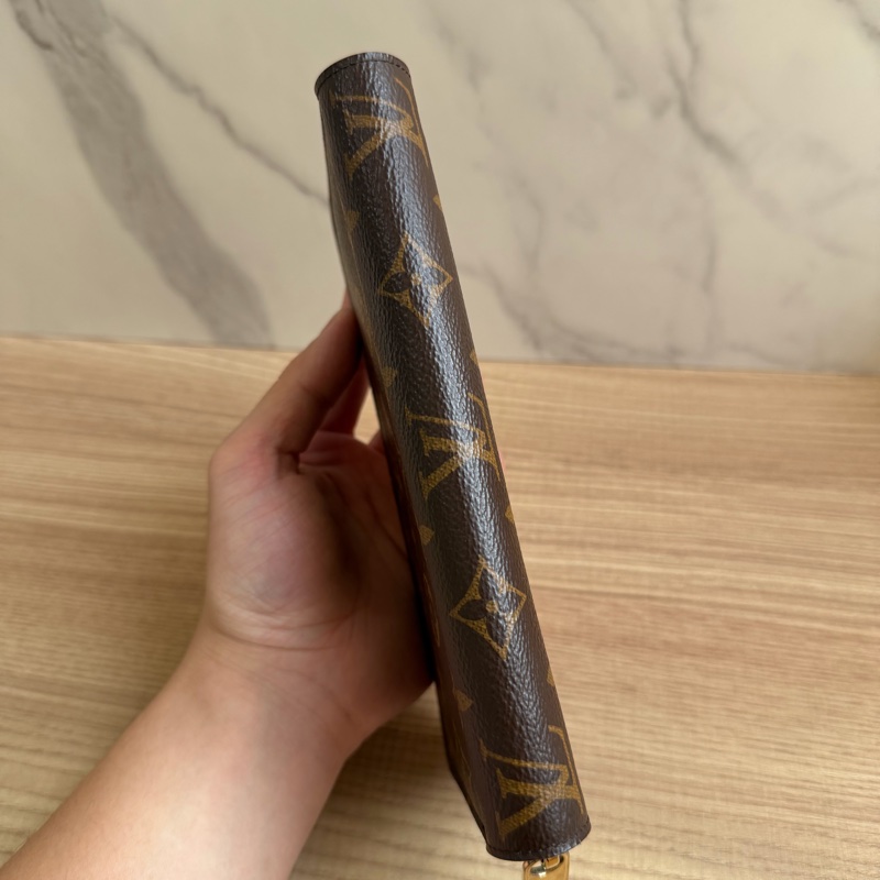 LV 老花ㄇ拉長夾-5