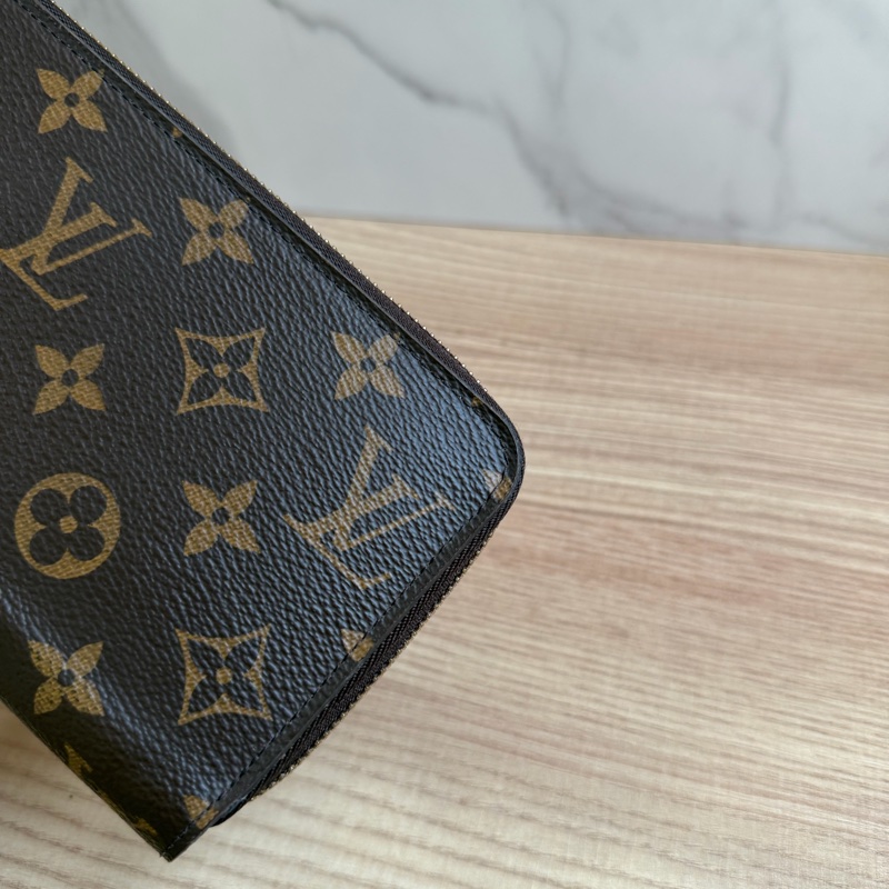 LV 老花ㄇ拉長夾-10