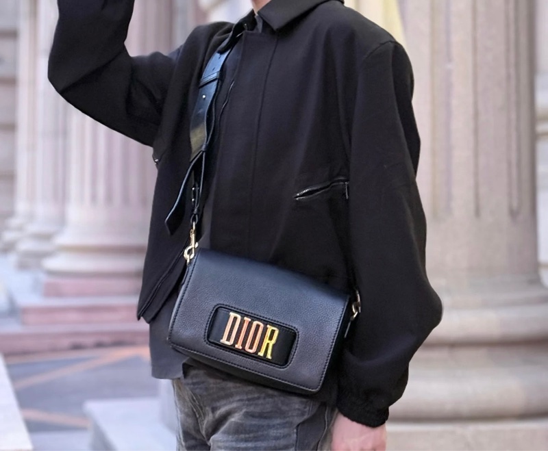 近全新 Dior 迪奧中號黃金尺寸 黑色立體復古金logo 荔枝牛皮肩背斜背包-1