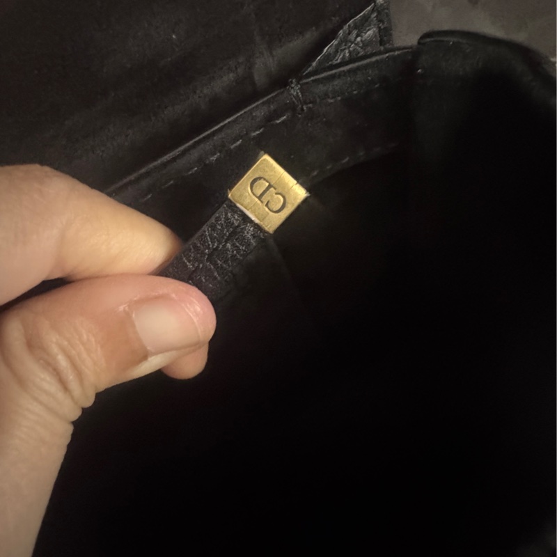 近全新 Dior 迪奧中號黃金尺寸 黑色立體復古金logo 荔枝牛皮肩背斜背包-7