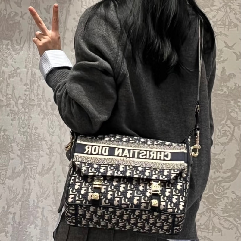 Dior經典緹花郵差包（台灣專櫃購入）目前原價13萬5000-7