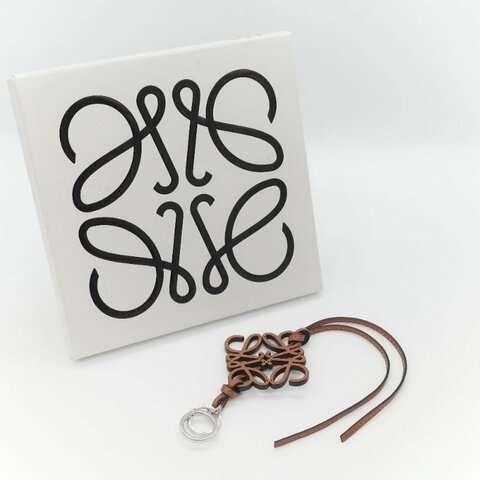 Loewe 羅威 Anagram 棕色 經典小牛皮 掛飾