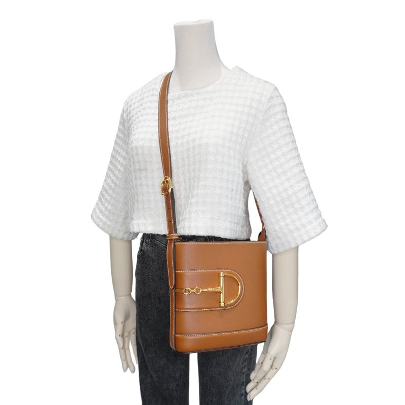 Gucci 展示品 73系列 馬銜釦牛皮迷你水桶包(833665-焦糖棕)-5