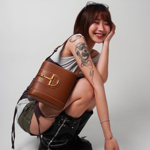 Gucci 展示品 73系列 馬銜釦牛皮迷你水桶包(833665-焦糖棕)-0