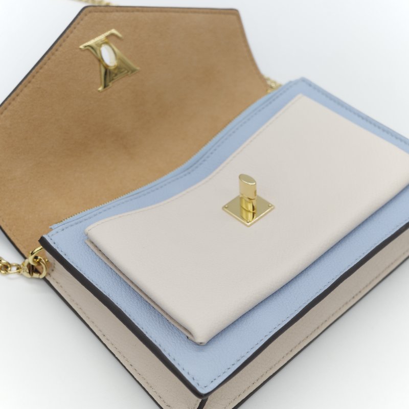 Louis Vuitton 路易威登 MyLockme 藍白雙色 小牛皮金屬鍊帶 翻蓋信封包-15