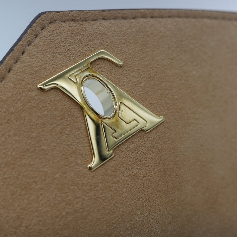 Louis Vuitton 路易威登 MyLockme 藍白雙色 小牛皮金屬鍊帶 翻蓋信封包-16