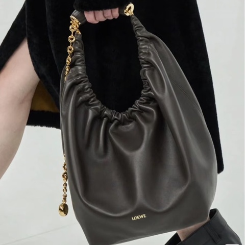 LOEWE✨黑小羊皮Squeeze HOBO BAG