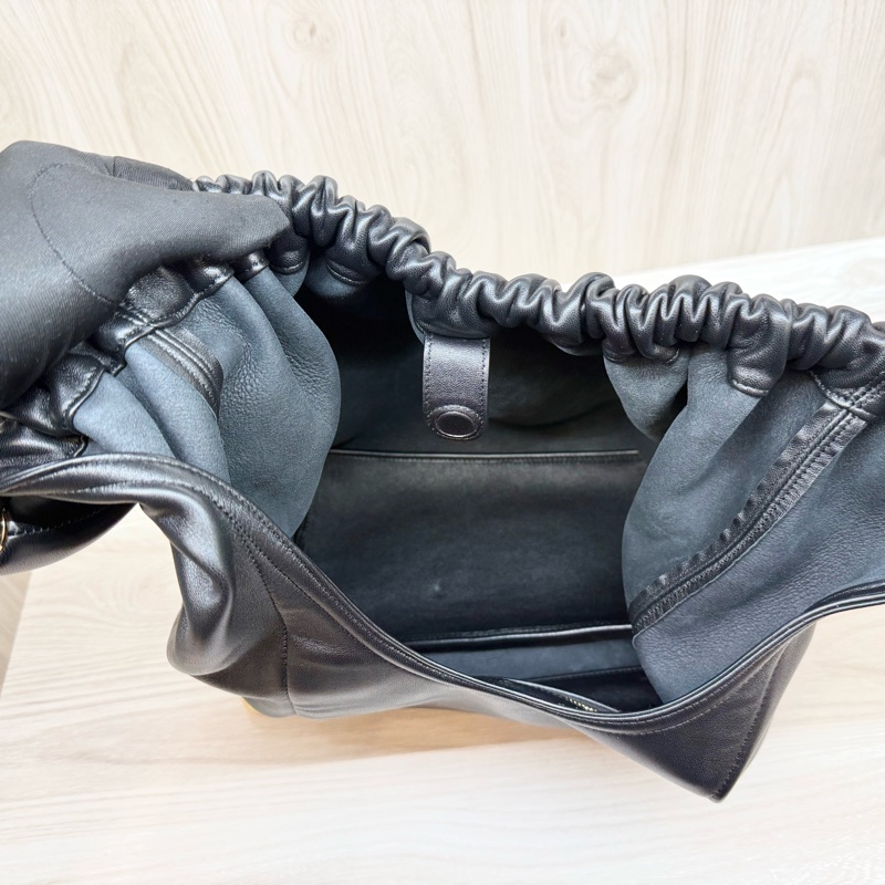 LOEWE✨黑小羊皮Squeeze HOBO BAG-16