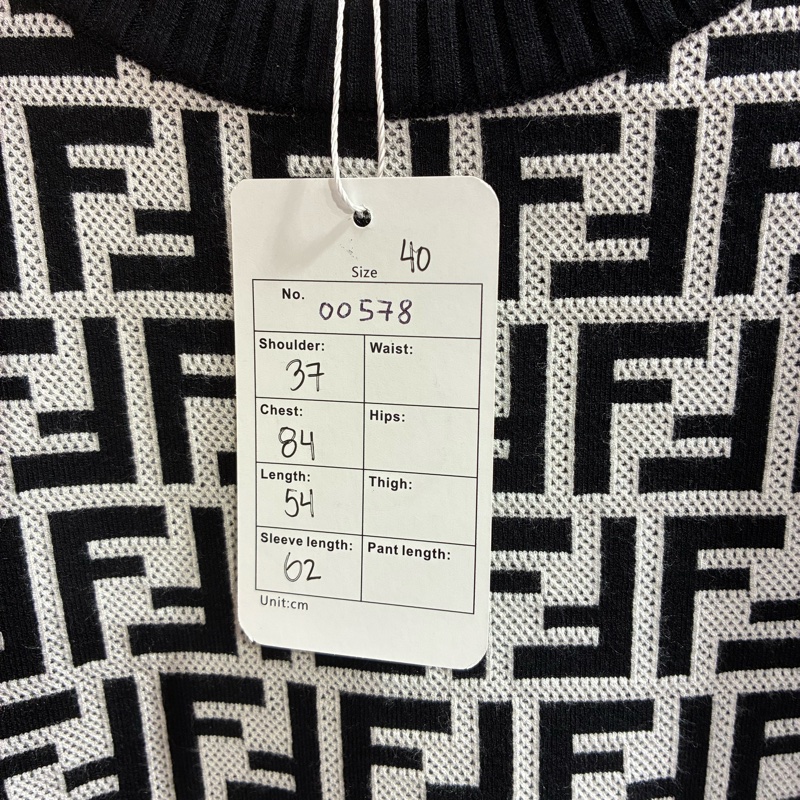 ❤️Fendi 黑白滿logo上衣-9