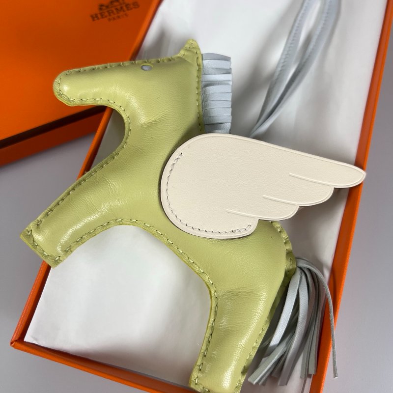HERMES Z刻 蘋果綠飛馬吊飾-1