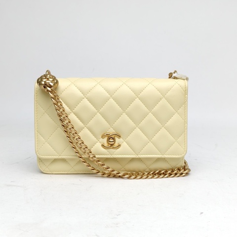 CHANEL 23SCFWOC黃色羊皮晶片開金扣山茶花調節扣肩帶