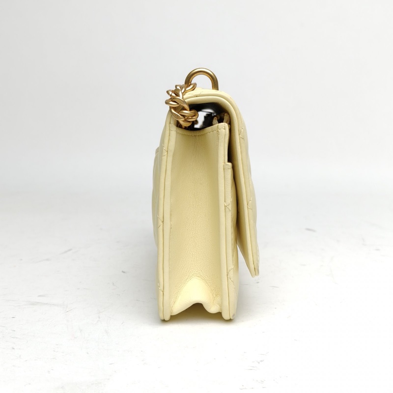 CHANEL 23SCFWOC黃色羊皮晶片開金扣山茶花調節扣肩帶-1