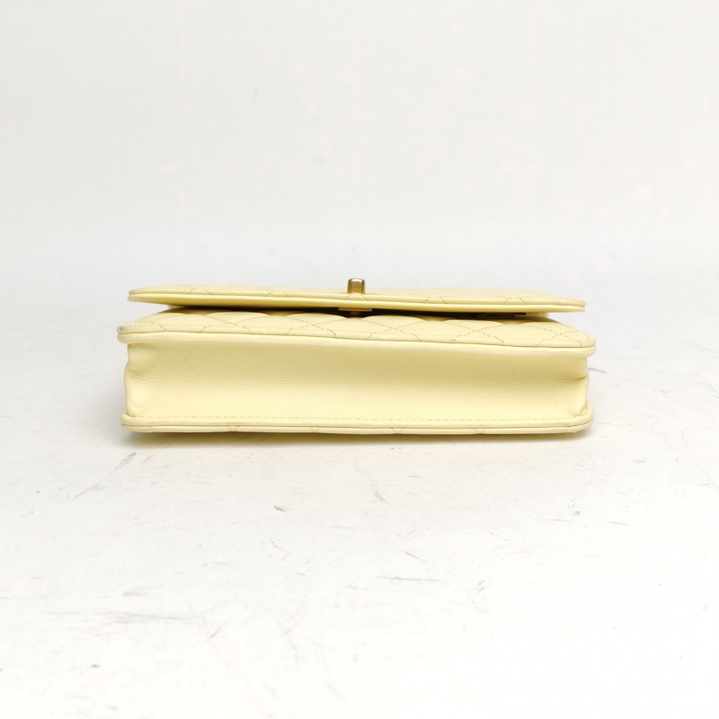 CHANEL 23SCFWOC黃色羊皮晶片開金扣山茶花調節扣肩帶-3