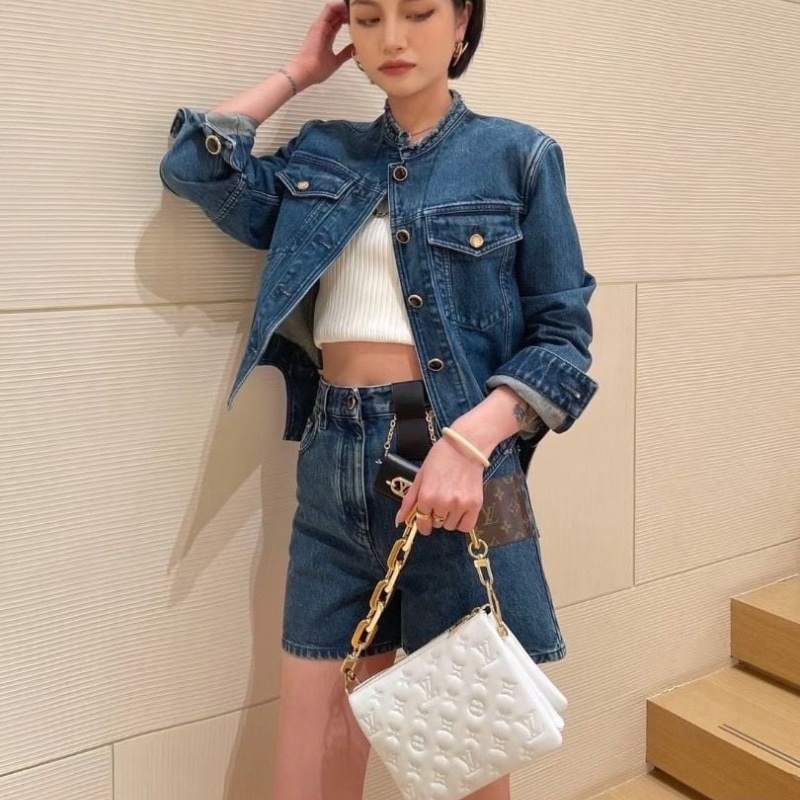 LV Coussin BB全皮壓紋枕頭包 芯片款 白色金扣 羊皮21*16*7  9新 配件肩帶 鏈條 塵袋-1