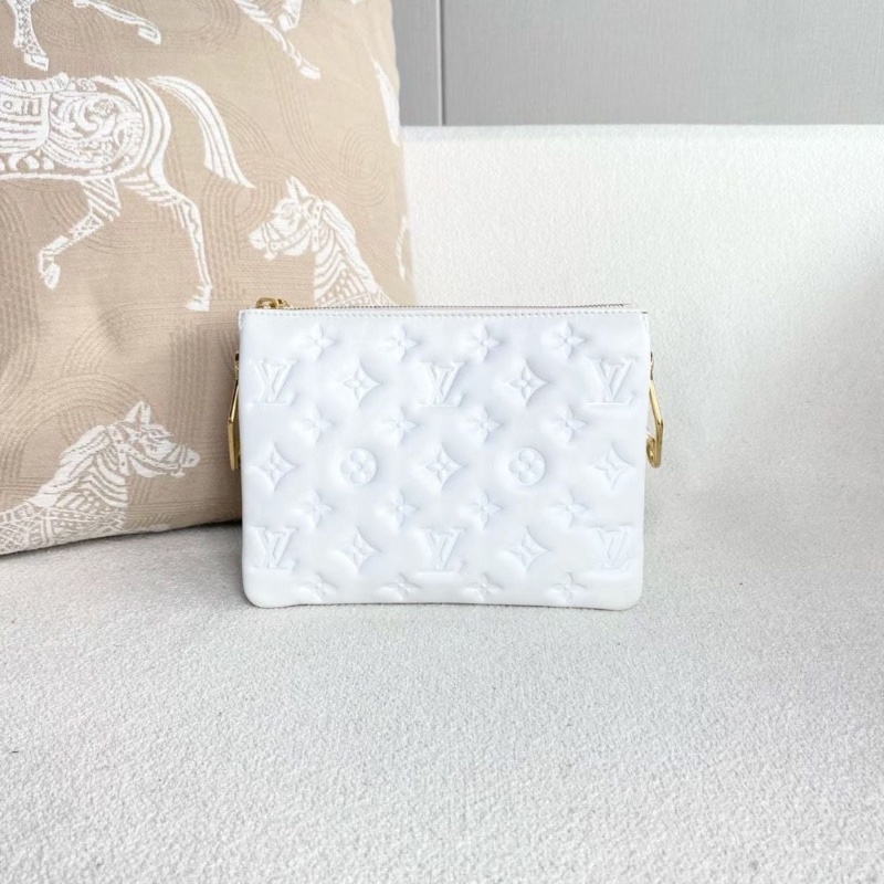 LV Coussin BB全皮壓紋枕頭包 芯片款 白色金扣 羊皮21*16*7  9新 配件肩帶 鏈條 塵袋-3