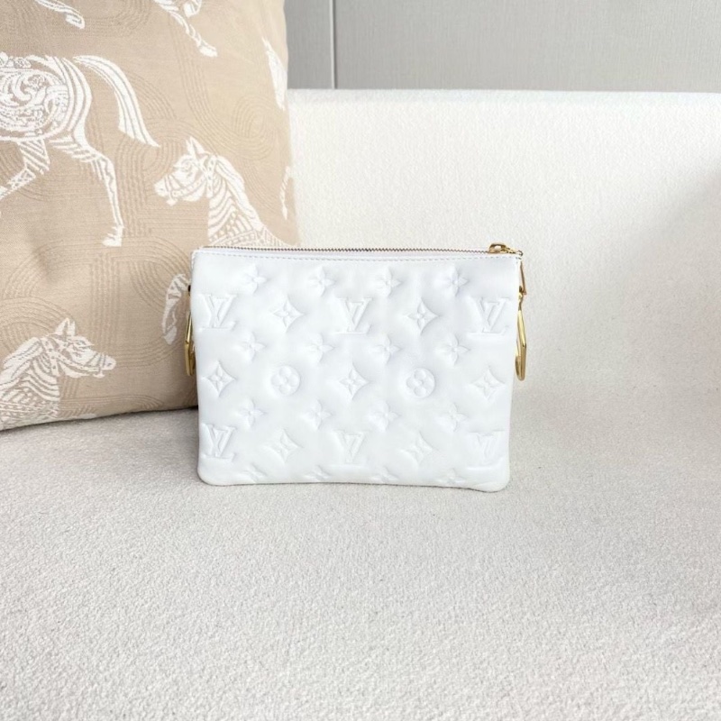 LV Coussin BB全皮壓紋枕頭包 芯片款 白色金扣 羊皮21*16*7  9新 配件肩帶 鏈條 塵袋-4
