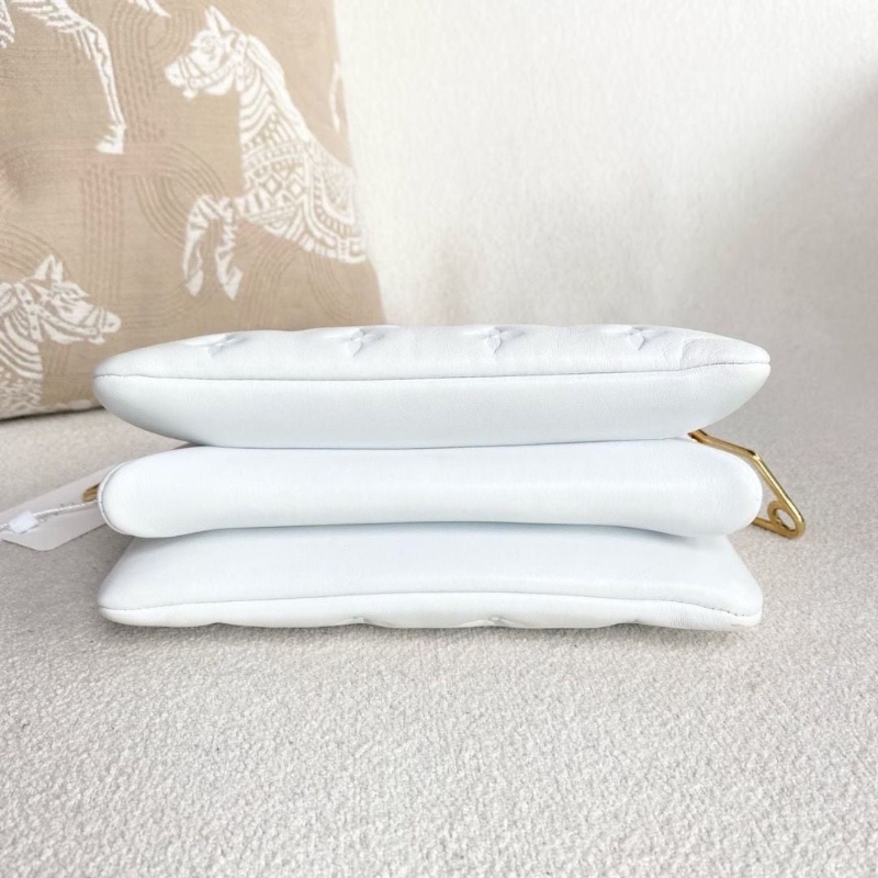 LV Coussin BB全皮壓紋枕頭包 芯片款 白色金扣 羊皮21*16*7  9新 配件肩帶 鏈條 塵袋-6