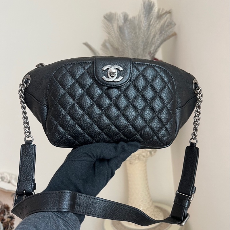 香奈兒 黑色荔枝牛皮復古銀胸口包腰包-0