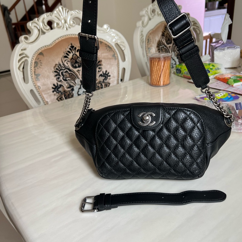 香奈兒 黑色荔枝牛皮復古銀胸口包腰包-1