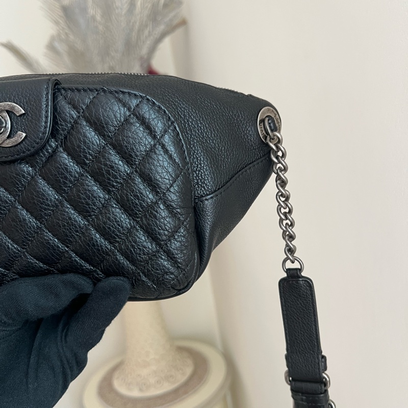 香奈兒 黑色荔枝牛皮復古銀胸口包腰包-5