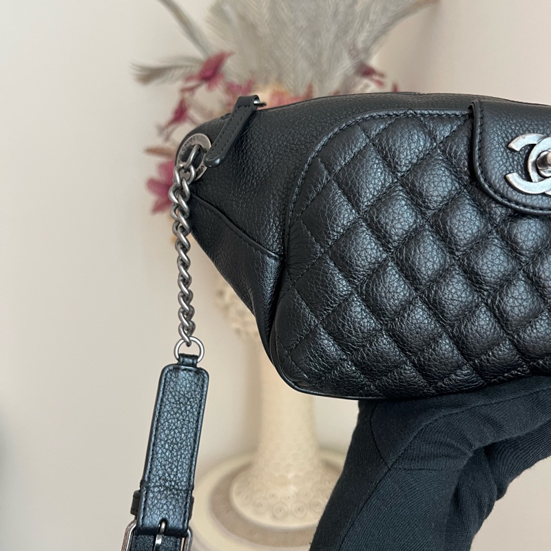 香奈兒 黑色荔枝牛皮復古銀胸口包腰包-6