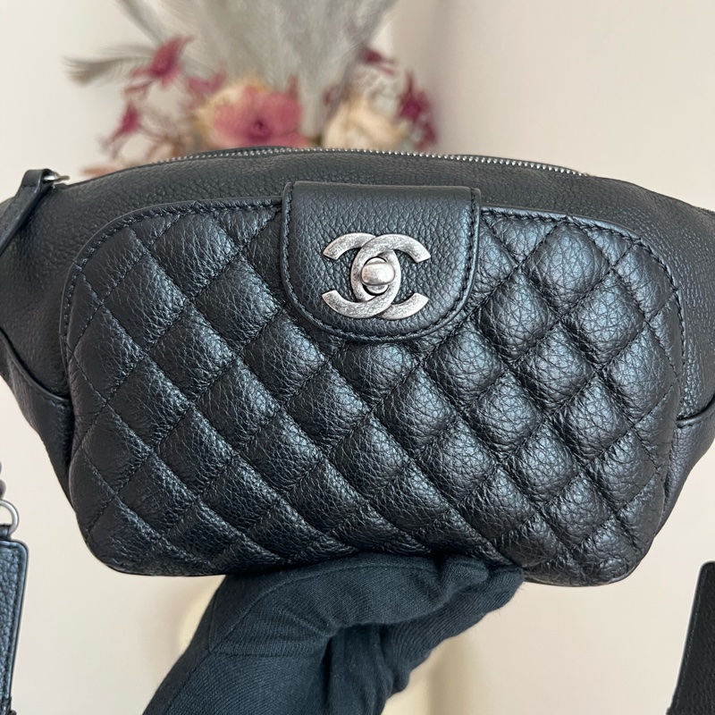 香奈兒 黑色荔枝牛皮復古銀胸口包腰包-7